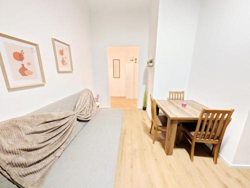 Spacious Apartment for Group Stays - 15 Min from Airport & City Center, 5 Min from Vienna Main-Bus Station EZ11