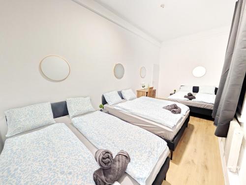 Spacious Apartment for Group Stays - 15 Min from Airport & City Center, 5 Min from Vienna Main-Bus Station EZ11