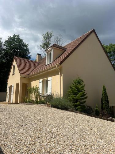 a house with a gravel driveway in front of it at Villa Marine, Jacuzzi, 25' Disneyland in La Celle-sur-Morin