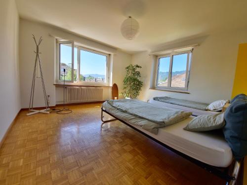 Designer Apt, 2 Balconies, 10min to Main Station
