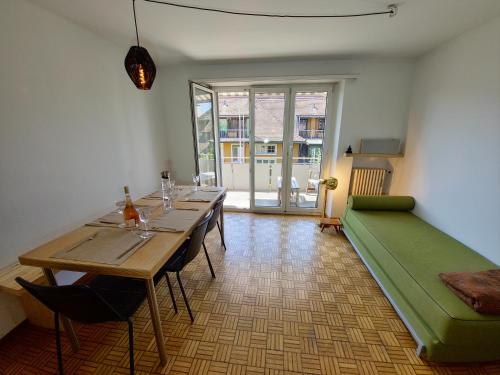 Designer Apt, 2 Balconies, 10min to Main Station