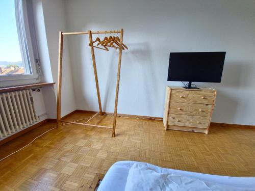 Designer Apt, 2 Balconies, 10min to Main Station