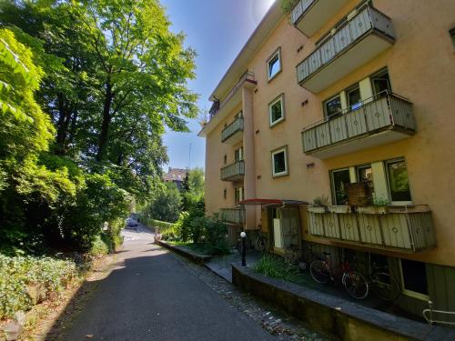 Designer Apt, 2 Balconies, 10min to Main Station