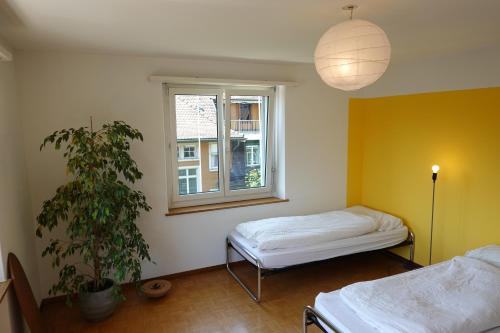 Designer Apt, 2 Balconies, 10min to Main Station