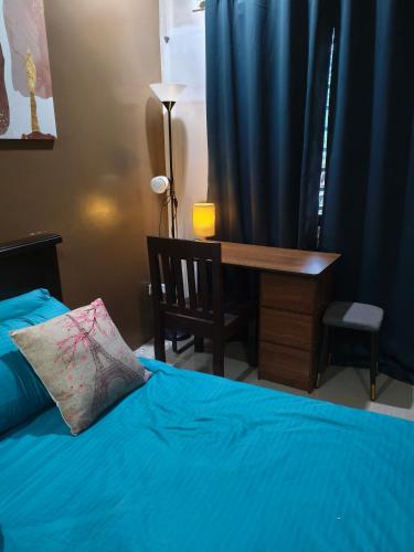 Una cama o camas en una habitación de Sky Traveller Suites