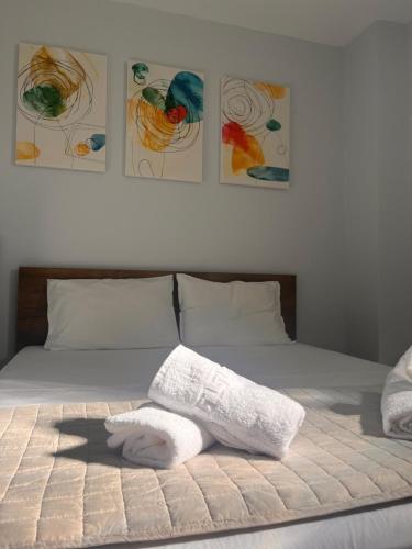 a bedroom with a bed with towels on it at Ήρεμο σπίτι casa puente in Stenón