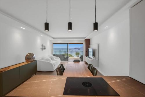 REF 2006 - Cannes Croisette - Luxurious apartment with sea view for rent