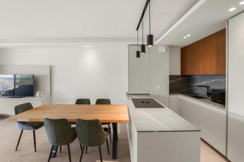 REF 2006 - Cannes Croisette - Luxurious apartment with sea view for rent