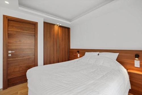 REF 2006 - Cannes Croisette - Luxurious apartment with sea view for rent
