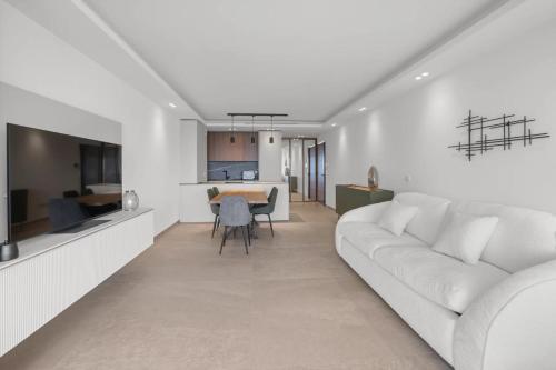 REF 2006 - Cannes Croisette - Luxurious apartment with sea view for rent