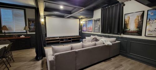 Χώρος καθιστικού στο Modern Loft with Immersive Theatre Experience