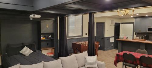 Η κουζίνα ή μικρή κουζίνα στο Modern Loft with Immersive Theatre Experience