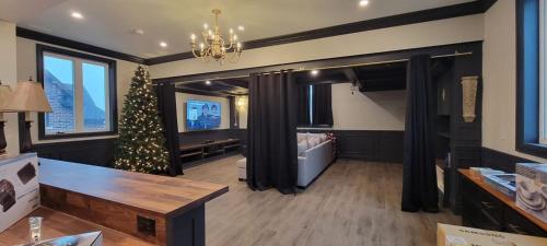 Χώρος καθιστικού στο Modern Loft with Immersive Theatre Experience