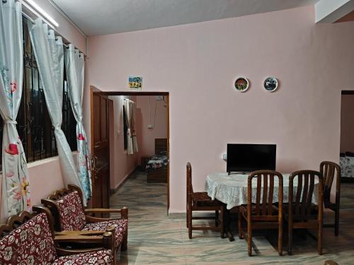 Μια τηλεόραση ή/και κέντρο ψυχαγωγίας στο 2BHK Apartment in Majorda