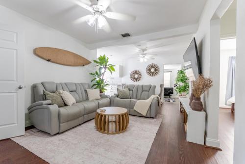 a living room with a couch and a table at Casa Little Beach House in Lake Worth