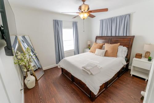 a bedroom with a bed and a ceiling fan at Casa Little Beach House in Lake Worth