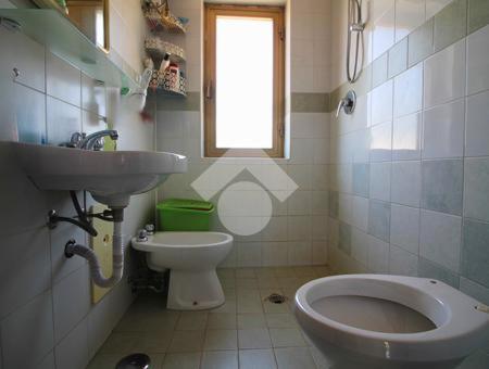 ein Badezimmer mit Waschbecken und Toilette und einem Fenster in der Unterkunft Villa ciro in Ostuni