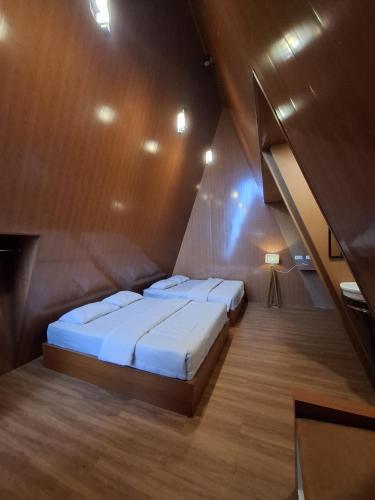 a bedroom with a bed in a room at Dieng Latar Alam Tambi Syariah in Kejajar