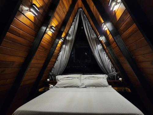 a bed in a room with a window at Wiri House na beira da Lagoa Doce in Imbituba