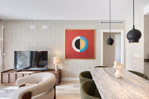 ein Wohnzimmer mit Tisch und Fernseher in der Unterkunft Luxury Apartment Tamana Burgundy - by Welcomely in Jávea