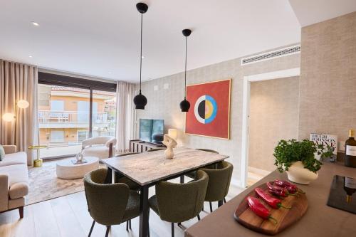 eine Küche und ein Wohnzimmer mit Esstisch und Stühlen in der Unterkunft Luxury Apartment Tamana Burgundy - by Welcomely in Jávea