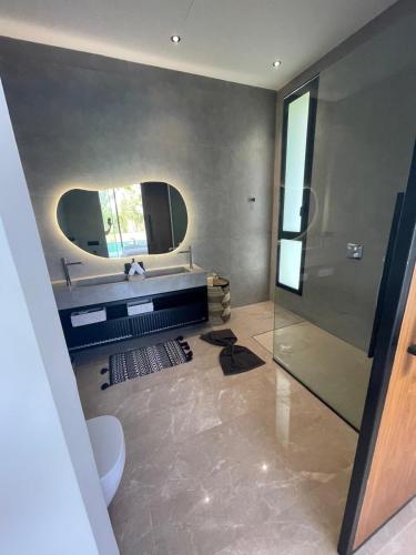 a bathroom with a sink and a mirror at Villa les palmiers in Marrakesh