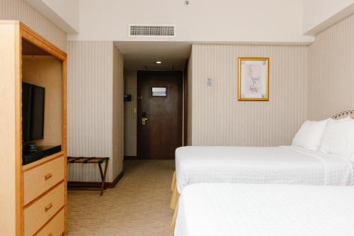 Uma cama ou camas num quarto em Intercity Tower Hotels
