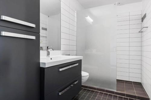 Un baño blanco con lavabo e inodoro. en 0454-Romo-Nordre-Havnevej-54, en Havneby