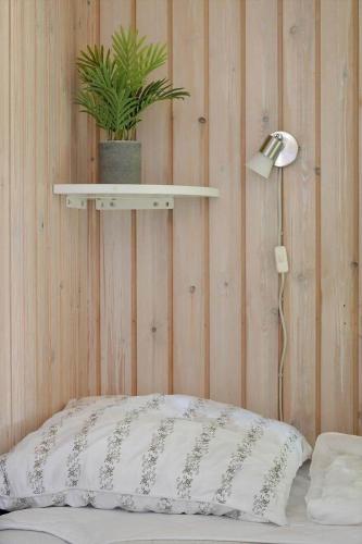 a pillow and a shelf on a wall with a plant at 0651-Toftlund-Skikkild-bjerge-20 in Toftlund