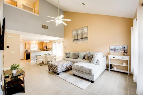 ein Wohnzimmer mit Couch und Tisch in der Unterkunft 4 Mi to FSU and 5 Mi to FAMU WFH-Friendly Hub in Tallahassee
