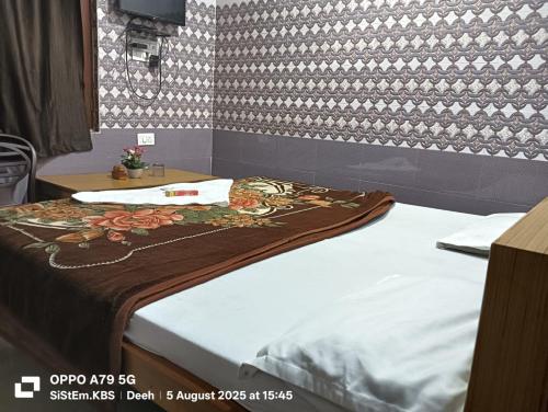 Postel nebo postele na pokoji v ubytování Vishal Palace Hotel Unnao