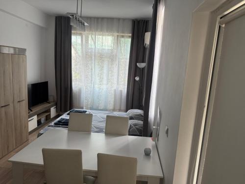 ブルガスにあるStudio "Victoria"の白いテーブルと椅子のあるダイニングルーム