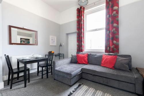 Et opholdsområde på Comfortable 1-Bed Flat Near Pittville Park