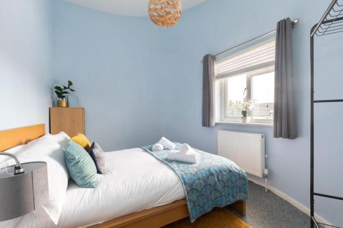 En eller flere senge i et værelse på Comfortable 1-Bed Flat Near Pittville Park