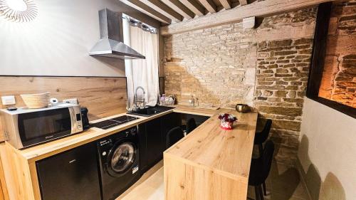Kuchyň nebo kuchyňský kout v ubytování charme ancien et évasion bien-etre avec sauna hammam