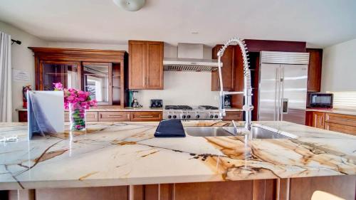 Η κουζίνα ή μικρή κουζίνα στο Seven Mile View Condo #2