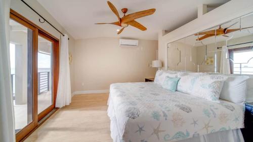 Ένα ή περισσότερα κρεβάτια σε δωμάτιο στο Seven Mile View Condo #2