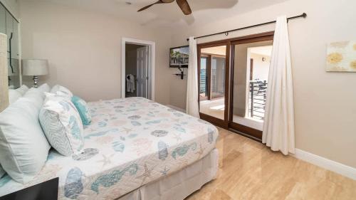 Ένα ή περισσότερα κρεβάτια σε δωμάτιο στο Seven Mile View Condo #2