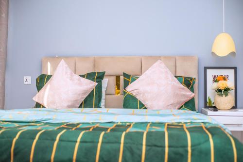 Postel nebo postele na pokoji v ubytování kinondoni loft apartments
