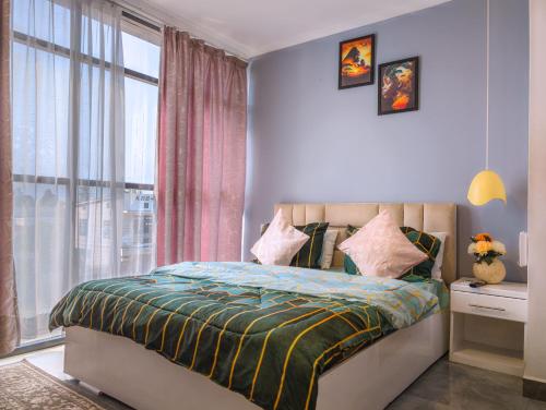 Postel nebo postele na pokoji v ubytování kinondoni loft apartments