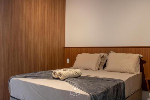 a bed with a towel on top of it at Villa Naluri - Seu Refúgio a 50 metros da praia em Japaratinga in Japaratinga