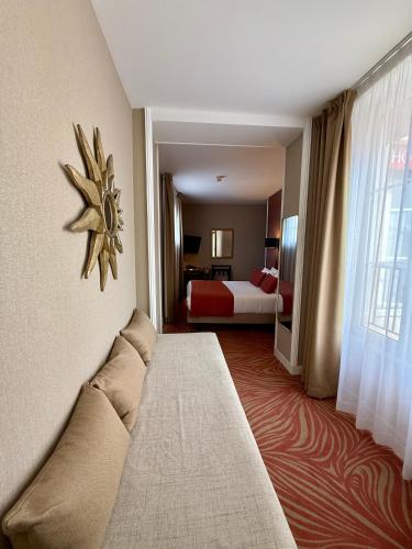 Ένα ή περισσότερα κρεβάτια σε δωμάτιο στο Churchill Hotel Bayeux Centre