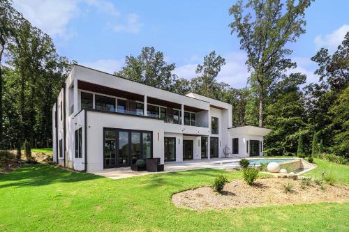 Fotografie z fotogalerie ubytování The Luxe Waterside Retreat v destinaci Jonesboro