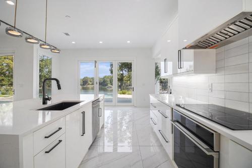 Fotografie z fotogalerie ubytování The Luxe Waterside Retreat v destinaci Jonesboro