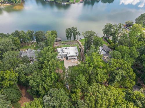 Fotografie z fotogalerie ubytování The Luxe Waterside Retreat v destinaci Jonesboro
