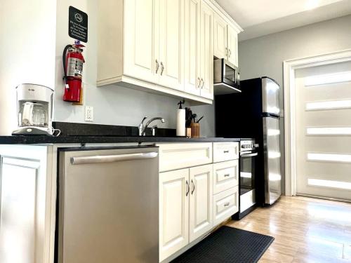 Η κουζίνα ή μικρή κουζίνα στο Seven Mile View Condo #3B