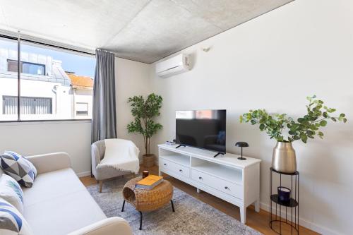 Μια τηλεόραση ή/και κέντρο ψυχαγωγίας στο Premium Apartments with Garage by HostWise