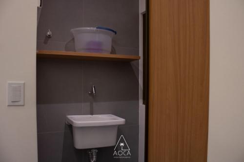 a bathroom with a toilet and a bowl on a shelf at Villa Naluri - Seu Refúgio a 50 metros da praia em Japaratinga in Japaratinga