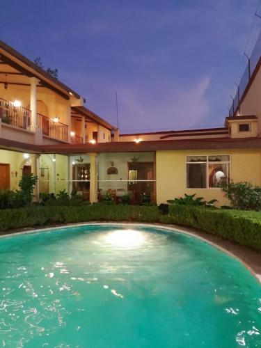 duży basen przed domem w obiekcie Casa Progreso Santa Lucía del Camino Oaxaca w mieście Oaxaca