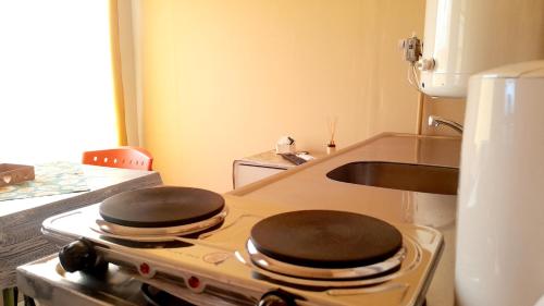 a kitchen with a stove top oven with black plates on it at Piedrabuena Yenua1 in Comandante Luis Piedra Buena